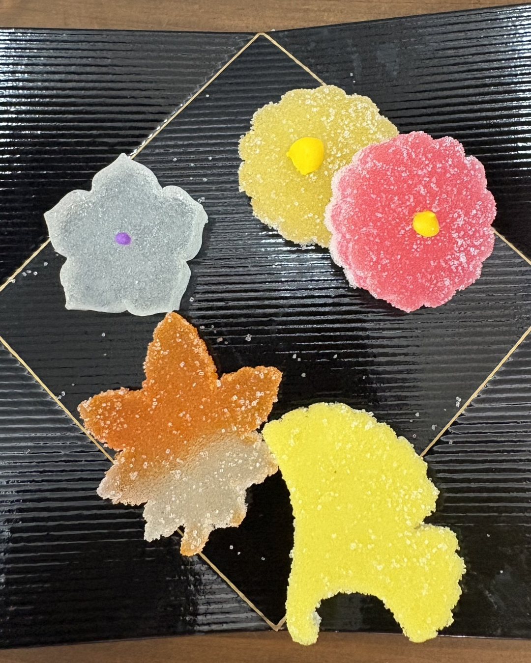 桔梗の琥珀糖と、菊・かえで・いちょうのゼリー