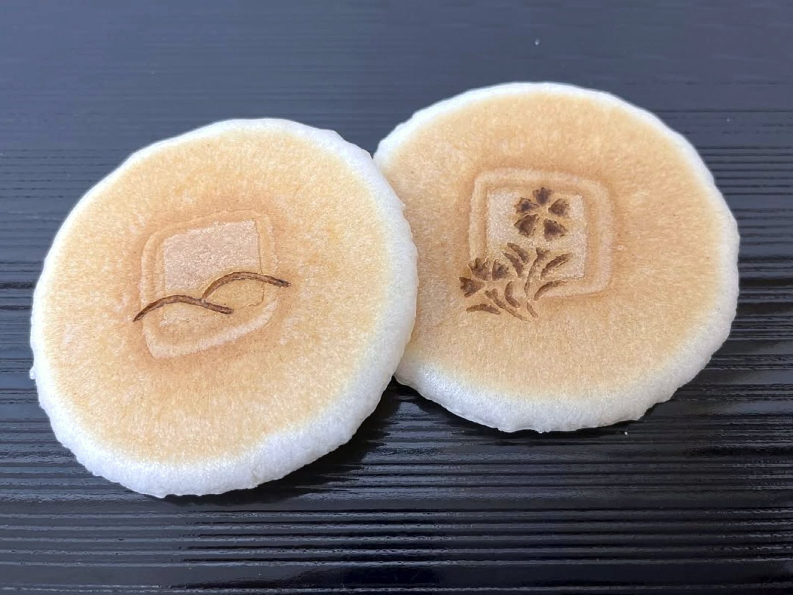 焼印を押した、満月